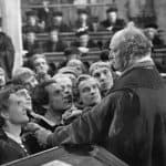 Sello de enseñanza en un aula de tribunal de justicia europeo en negro y blanco.